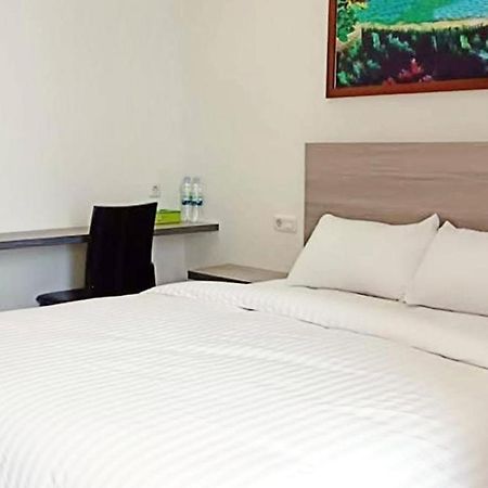 Twospaces Living At Maximus Inn Palembang Exterior foto