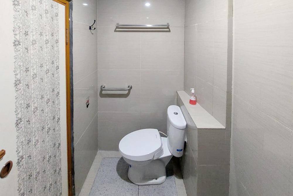 Twospaces Living At Maximus Inn Palembang Exterior foto